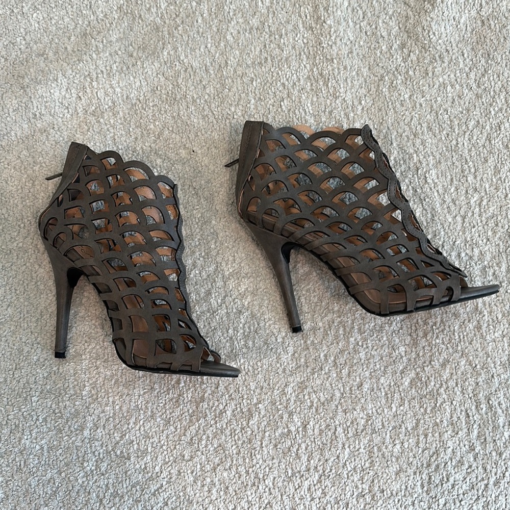 Zigi Soho Women’s Deana Cage Toe Dress Heels